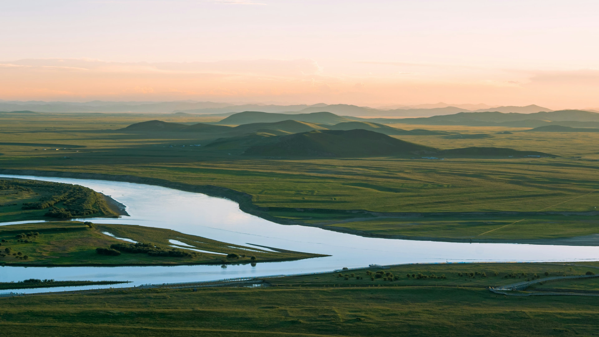 Paysage fluvial au coucher du soleil en arrière-plan de la newsletter